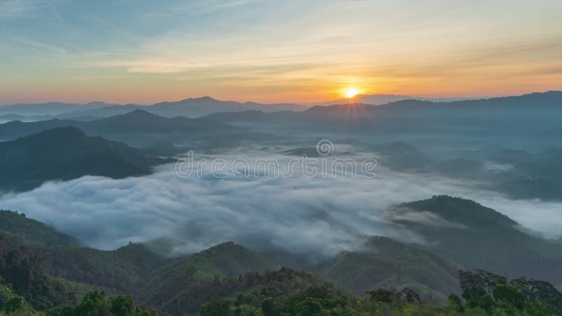 4k timelapse de beau lever de soleil du matin avec le brouillard roulant sur la montagne à ai yerweng yala thaïlande