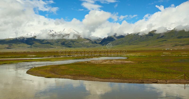 4k timelapse wolkenmassa die berg van Tibet, Rivier verlengen die de prairie de stromen