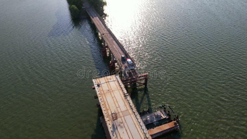 4k top view γέφυρα κατασκευής πάνω από τις εργασίες του ποταμού. σκοποβολή