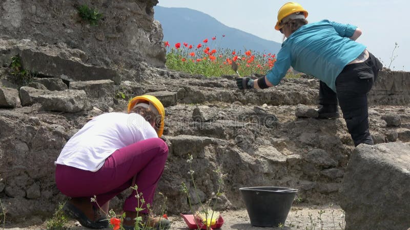 4K Två arkeologer arbetar på en utgrävning i Pompeii, Italien