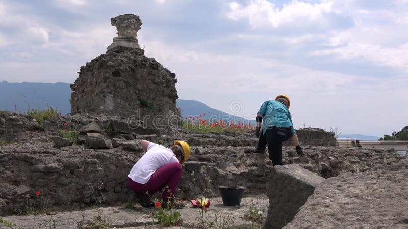 4K Två arkeologer arbetar på en utgrävning i Pompeii, Italien