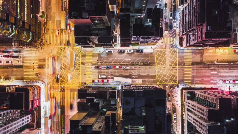 4K UHD Délai de circulation sur la route et de passage de nuit dans le centre de Hong Kong, vue aérienne sur les drones clips vidéos