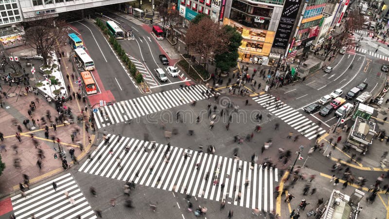 4K UHD涩谷与拥挤人和汽车通行运输的斑马线鸟瞰图定期流逝横跨交叉点 影视素材