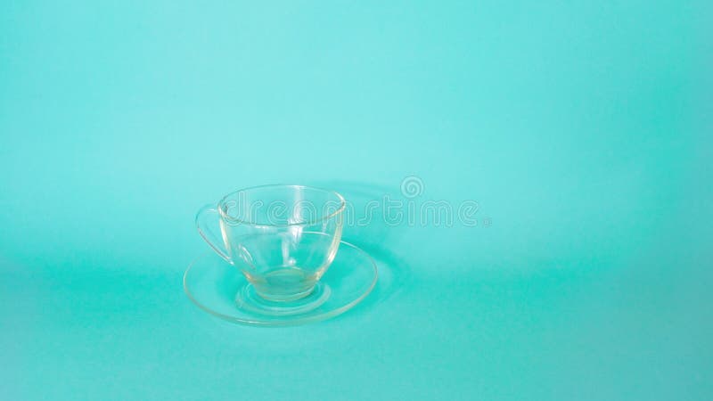 4k un fruit orange s'approche d'une tasse de verre vide saute dedans et se transforme en jus qui est ensuite bu. fond bleu clips vidéos