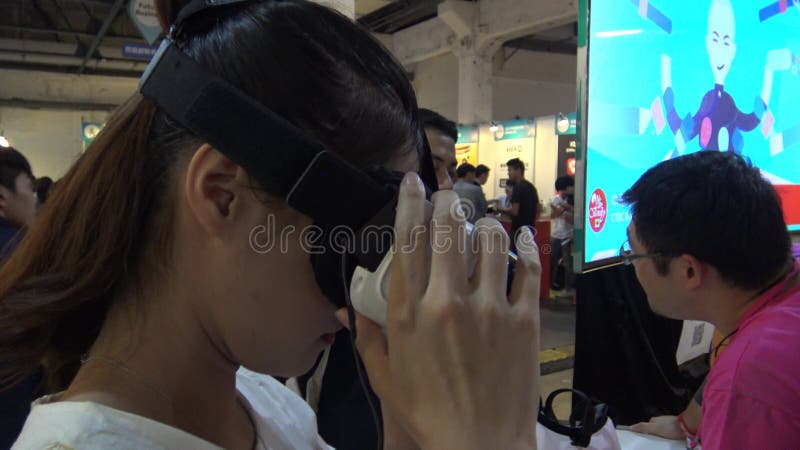4k virtuele-realiteit. aziatisch meisje met hoofdscherm