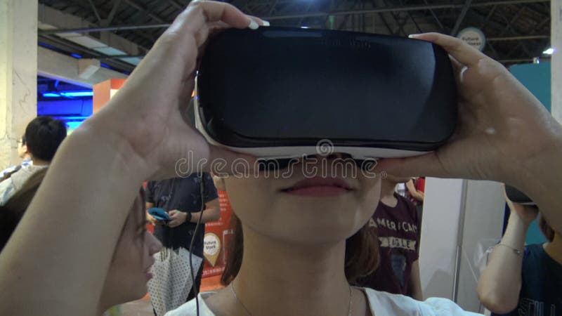 4k virtuele-realiteit. aziatisch meisje met hoofdscherm