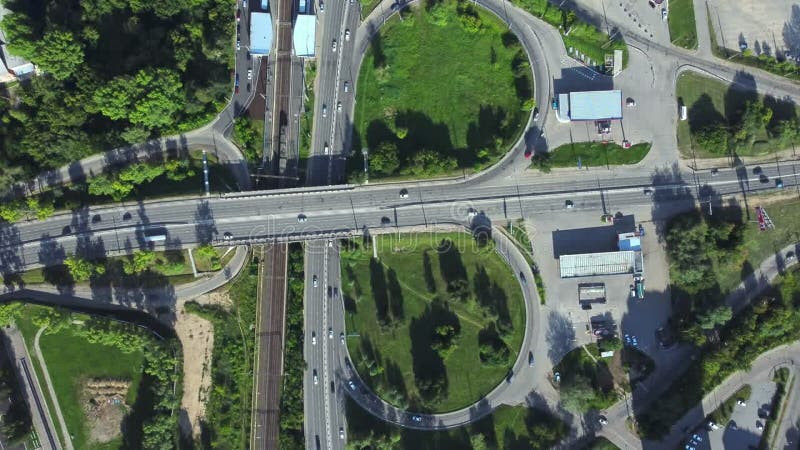 4k vue supérieure des voitures roulent sur les routes intersectées dans l'irrl de ville. clips vidéos