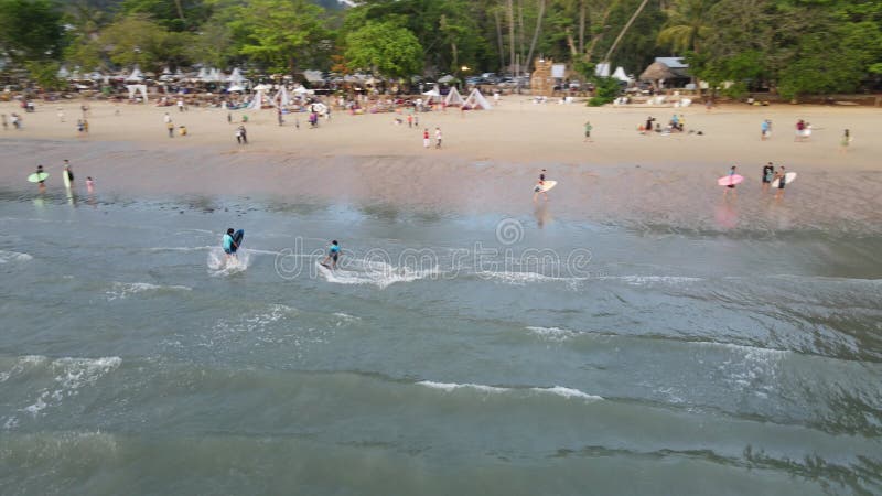 4k αεροπορικό υλικό στην παραλία aonang στο ao nang krabi απόθεμα βίντεο