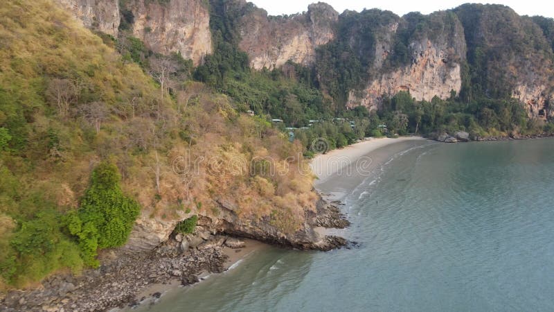 4k αεροπορικό υλικό στην παραλία aonang στο ao nang krabi απόθεμα βίντεο