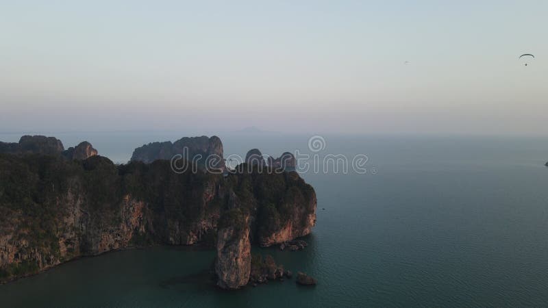 4k αεροπορικό υλικό στην παραλία aonang στο ao nang krabi απόθεμα βίντεο