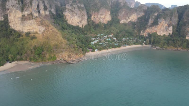 4k αεροπορικό υλικό στην παραλία aonang στο ao nang krabi απόθεμα βίντεο