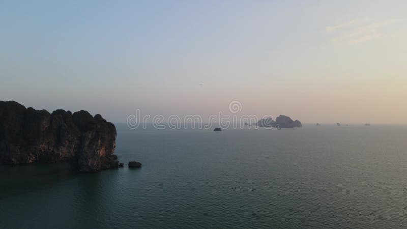 4k αεροπορικό υλικό στην παραλία aonang στο ao nang krabi απόθεμα βίντεο