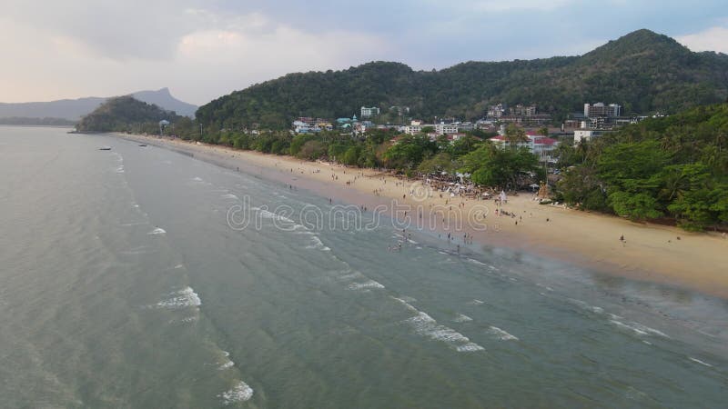 4k αεροπορικό υλικό στην παραλία aonang στο ao nang krabi απόθεμα βίντεο