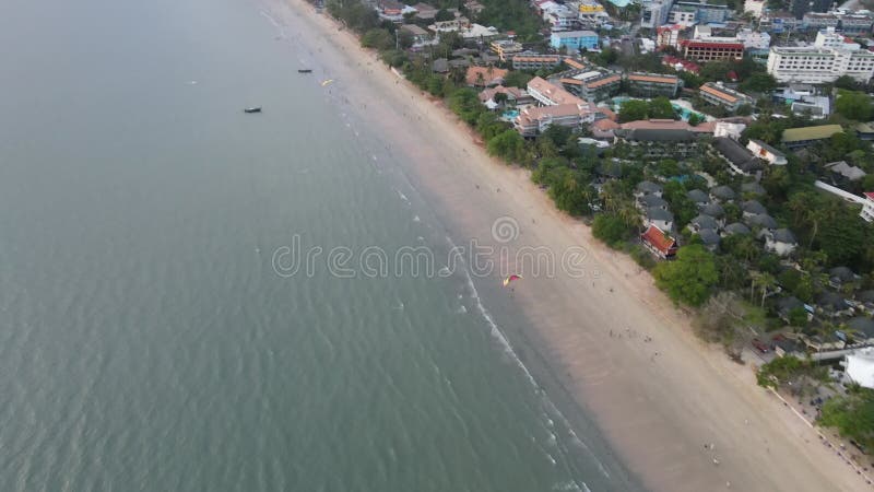 4k αεροπορικό υλικό στην παραλία aonang στο ao nang krabi απόθεμα βίντεο
