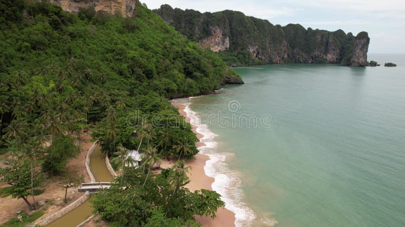4k αεροπορικό υλικό στην παραλία aonang στο ao nang krabi απόθεμα βίντεο