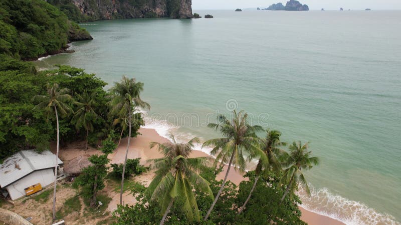 4k αεροπορικό υλικό στην παραλία aonang στο ao nang krabi απόθεμα βίντεο