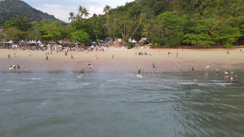4k αεροπορικό υλικό στην παραλία aonang στο ao nang krabi, που παρουσιάζει επιβίβαση στο skim φιλμ μικρού μήκους