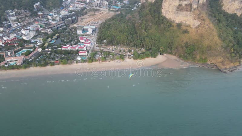 4k αεροπορικό υλικό στην παραλία aonang στο ao nang krabi που παρουσιάζει παραγάδι φιλμ μικρού μήκους