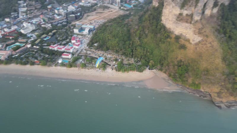 4k αεροπορικό υλικό στην παραλία aonang στο ao nang krabi που παρουσιάζει παραγάδι απόθεμα βίντεο