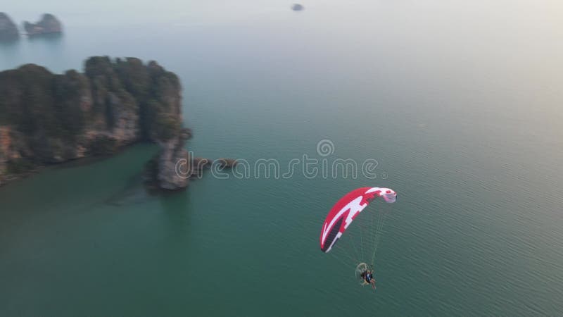 4k αεροπορικό υλικό στην παραλία aonang στο ao nang krabi που παρουσιάζει παραγάδι απόθεμα βίντεο