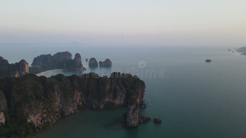 4k αεροπορικό υλικό στην παραλία aonang στο ao nang krabi που παρουσιάζει παραγάδι φιλμ μικρού μήκους
