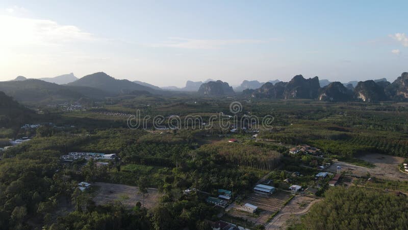 4k αεροφωτογραφίες στο τοπίο και τα βουνά από ασβεστόλιθους στο ao nang krabi απόθεμα βίντεο