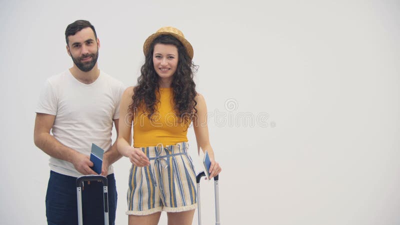 4k βίντεο με γενειοφόρους άνδρες να αστειεύονται, ενώ η κοπέλα του στέκεται δίπλα στη βαλίτσα.