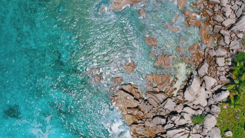 4k εναέρια κάθετα τηλεοπτικά κύματα άποψης που φθάνουν στους δύσκολους βράχους γρανίτη του νησιού Λα Digue Κρύσταλλο - καθαρίστε