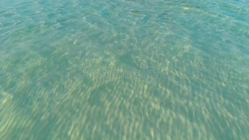 4K Εναέρια κίνηση πάνω από το κρυστάλλινο τυρκουάζ νερό στις Φιλιππίνες φιλμ μικρού μήκους