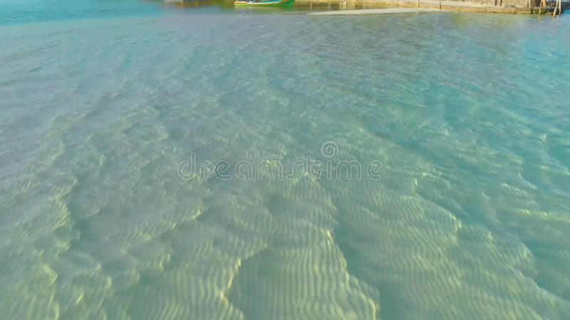4K Εναέρια κίνηση πάνω από το κρυστάλλινο τυρκουάζ νερό στις Φιλιππίνες απόθεμα βίντεο