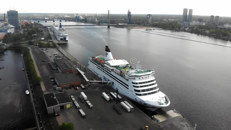4k εναέριος στατικός ποταμός Daugava άποψης, κρουαζιερόπλοιο Talink, αρχιτεκτονική της Ρήγας στη Λετονία απόθεμα βίντεο