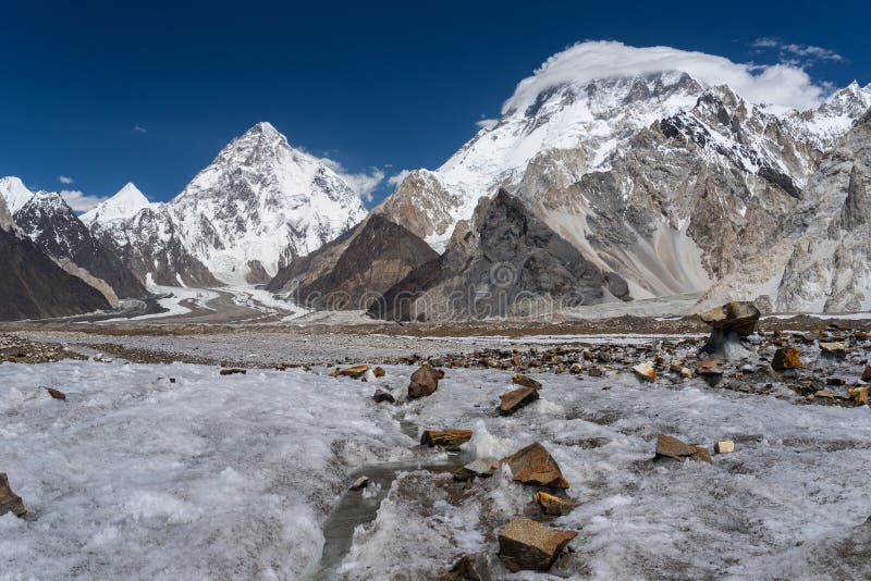 K2 και Broadpeak στη σειρά βουνών Karakorum, Skardu, Bal Gilgit στοκ φωτογραφίες K2 και Broadpeak στη σειρά βουνών Karakorum, Skardu, Bal Gilgit στοκ φωτογραφίες