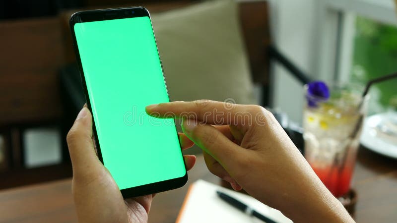4k μήκος σε πόδηα κλείστε επάνω το χέρι γυναικών διοργανώνοντας το έξυπνο τηλέφωνο με την πράσινη οθόνη στη καφετερία, χρησιμοποι φιλμ μικρού μήκους