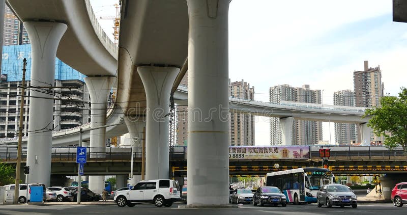 4k πολυάσχολη αστική κυκλοφορία κάτω από overpass, πέρασμα πεζών ο δρόμος, Κίνα