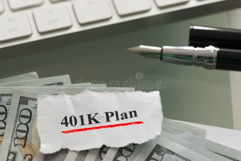 401k σχέδιο αποχώρησης με τα αμερικανικά δολάρια μετρητών στο γυαλί table στοκ εικόνα 401k σχέδιο αποχώρησης με τα αμερικανικά δολάρια μετρητών στο γυαλί table στοκ εικόνα