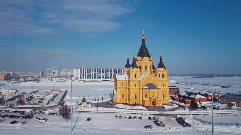 4k воздушная съемка зимнего вида на александр невский церковь с снежным новгородом