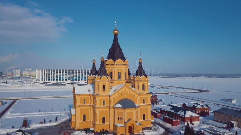 4k воздушная съемка зимнего вида на александр невский церковь с снежным новгородом