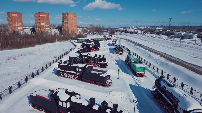 4k-воздушная съемка зимнего вида на старые паровозы в снежном новгороде