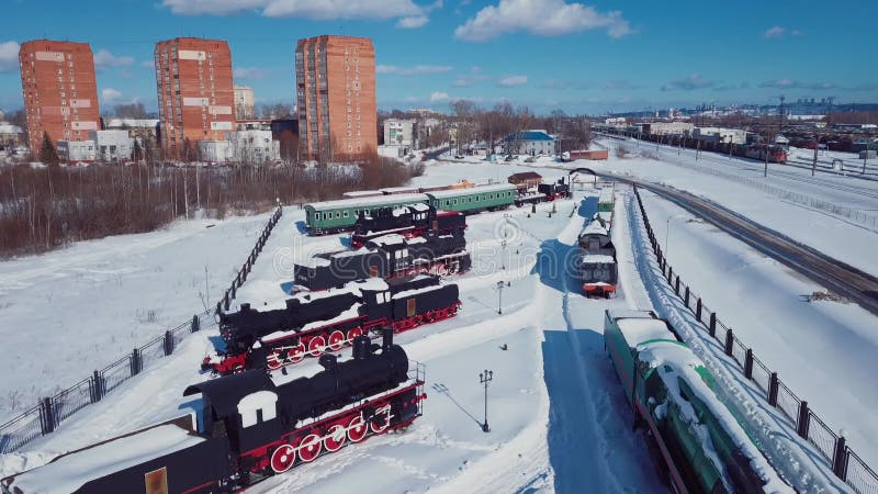 4k-воздушная съемка зимнего вида на старые паровозы в снежном новгороде