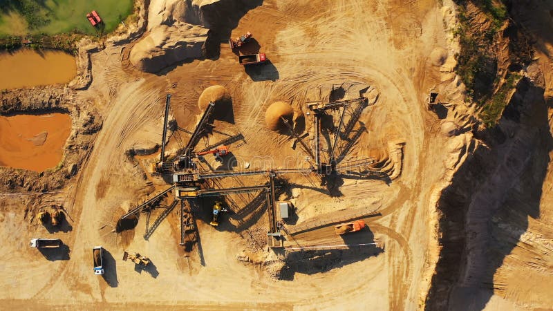 4K 大型采砂场在重型机械作业过程中的空景：分拣输送机、推土机、挖掘机、卡车