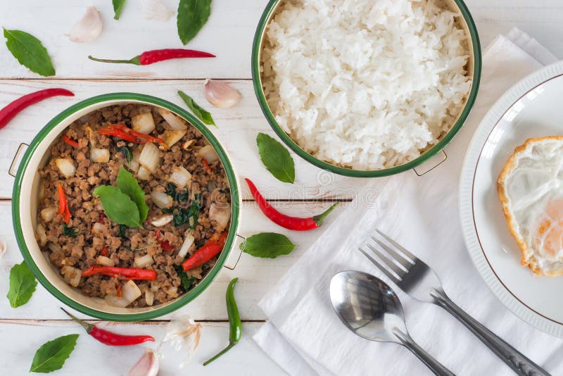 Ka tailandés Prao del cojín del nombre de la comida, imagen de la visión superior del cerdo Stir-fried con las hojas de la albaha fotos de archivo Ka tailandés Prao del cojín del nombre de la comida, imagen de la visión superior del cerdo Stir-fried con las hojas de la albaha fotos de archivo
