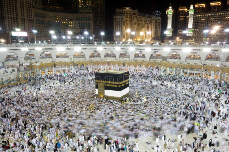 Kaaba em Mecca Saudi Arabia na noite imagem de stock royalty free Kaaba em Mecca Saudi Arabia na noite imagem de stock royalty free