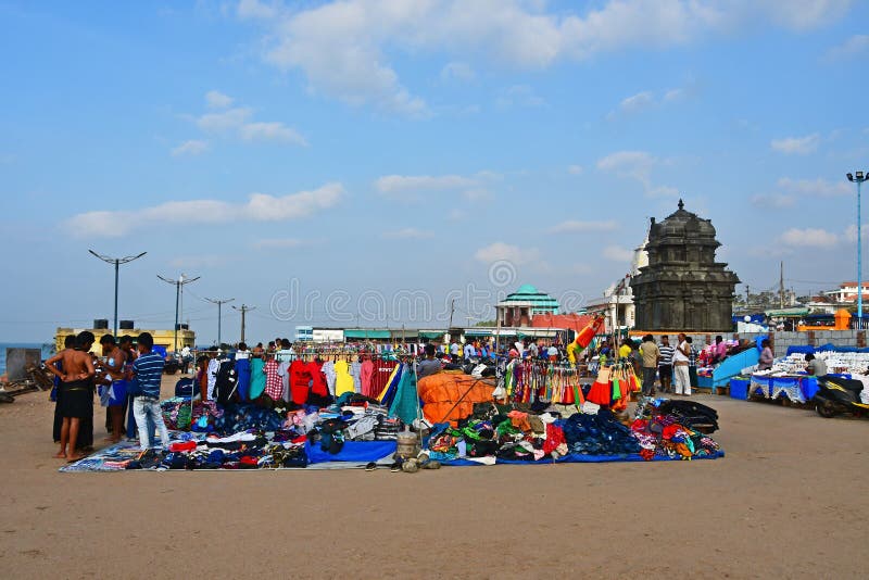 Kaap Comorin Kanyakumari, het Tamil Nadu van India, West-Bengalen, 15 Maart, 2019 Mensen die op kleine vlooienmarkt lopen royalty-vrije stock afbeelding Kaap Comorin Kanyakumari, het Tamil Nadu van India, West-Bengalen, 15 Maart, 2019 Mensen die op kleine vlooienmarkt lopen royalty-vrije stock afbeelding