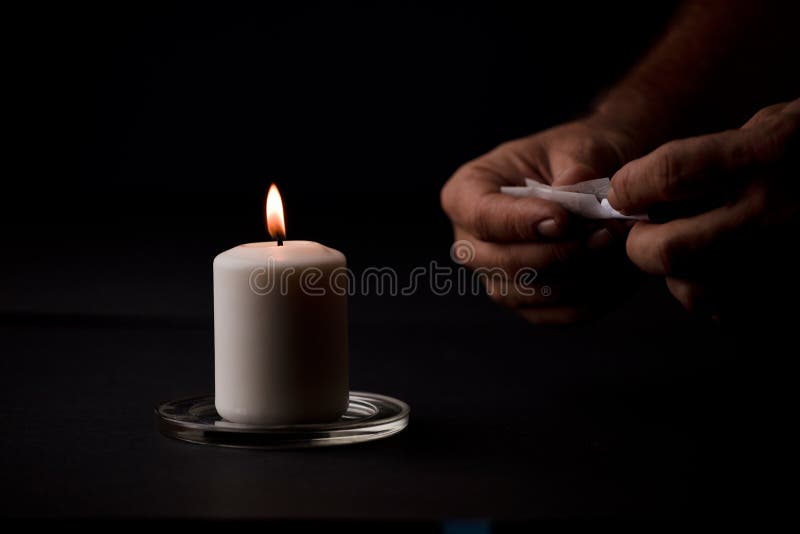 Wanneer Wordt In De Kerkdienst De Kaars Ontstoken Kaars Ontstoken Met Vlam Betekent Dat De Handen Een Zwarte