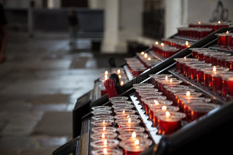 Is Een Kerk Een Anbi Kaarsen in De Kerk Kaarsen Voor De Woedende Gebed in Een Katholieke