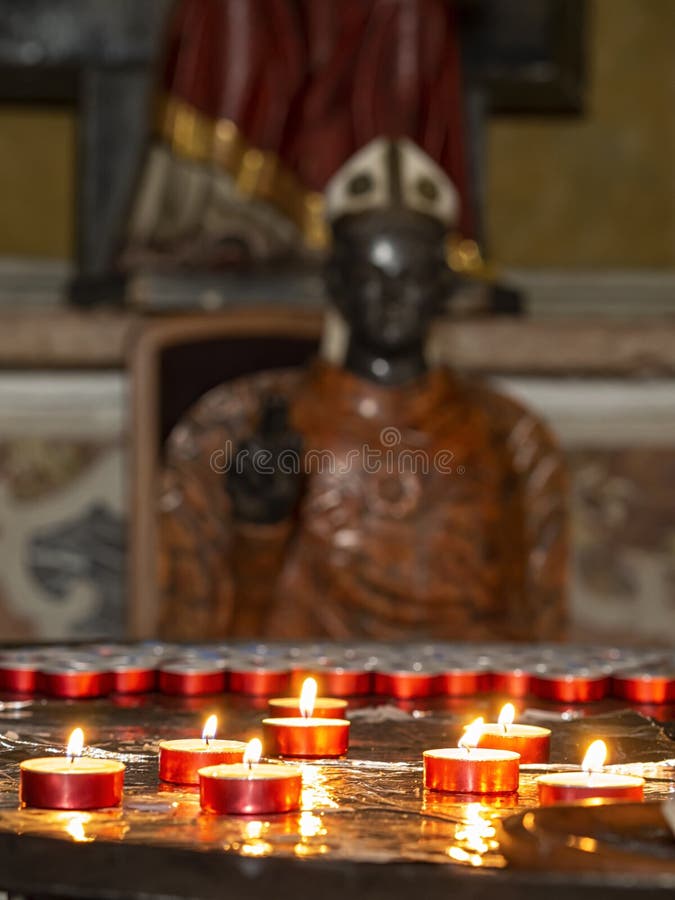 Kaarsen in een katholieke kerk royalty-vrije stock afbeeldingen Kaarsen in een katholieke kerk royalty-vrije stock afbeeldingen