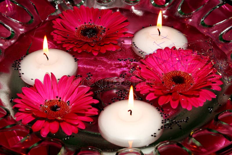 Kaarsen en bloemen in water Kaarsen en bloemen in water