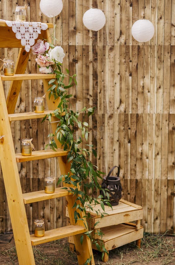 Kaarsen op houten treden royalty-vrije stock foto Kaarsen op houten treden royalty-vrije stock foto