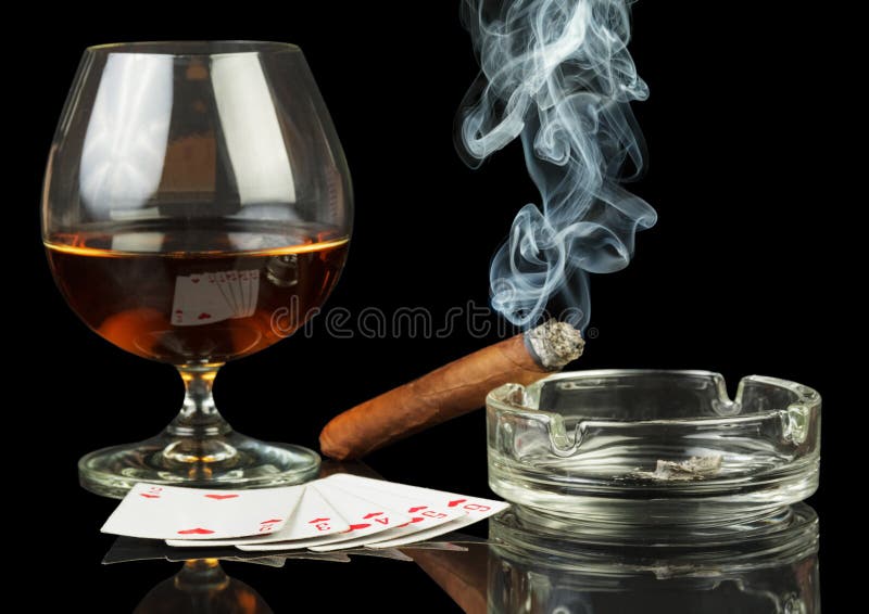 Kaarten, sigaar en glas wisky royalty-vrije stock afbeeldingen Kaarten, sigaar en glas wisky royalty-vrije stock afbeeldingen