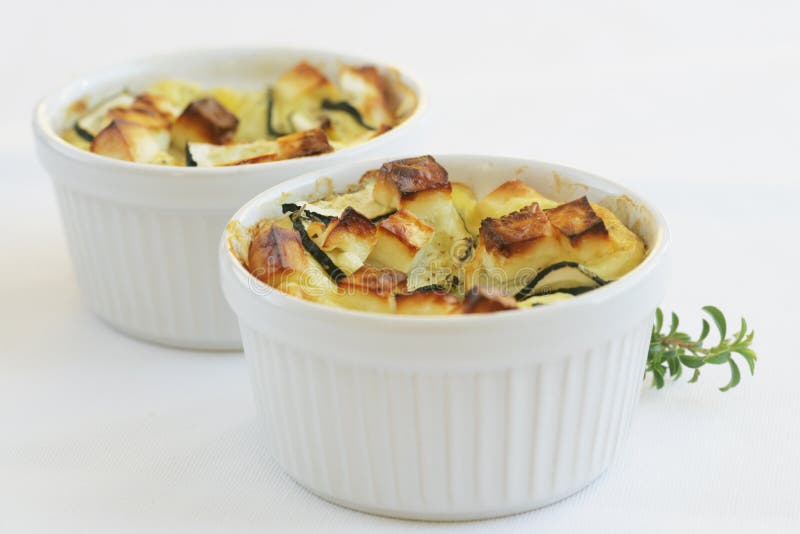 Kaas-bedekte schotel van courgette en feta royalty-vrije stock afbeelding Kaas-bedekte schotel van courgette en feta royalty-vrije stock afbeelding